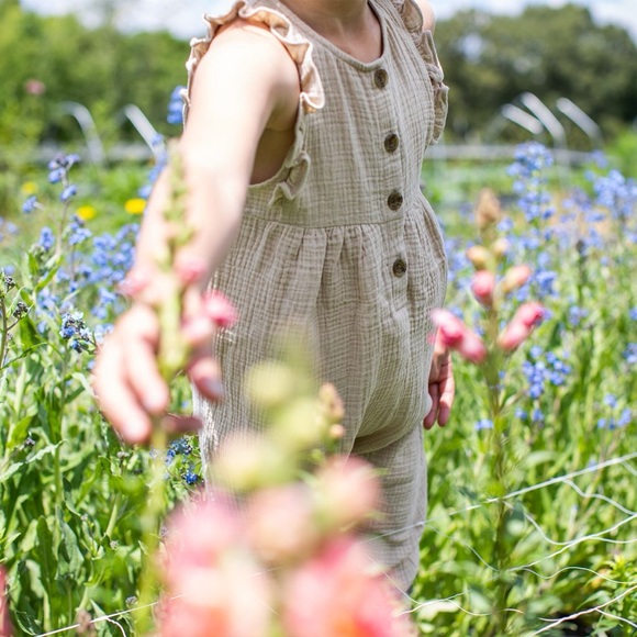 Giggle cotton muslin ruffle jumpsuit beige 3T neutral toddler onesie New - Picture 1 of 11